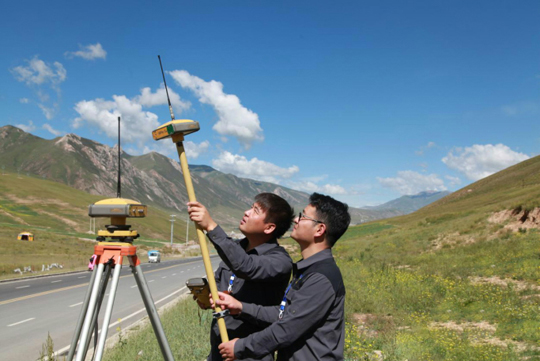 技術(shù)人員在玉樹賽義那園區(qū)使用GPS測(cè)量?jī)x進(jìn)行測(cè)繪 技術(shù)人員在玉樹賽義那園區(qū)使用GPS測(cè)量?jī)x進(jìn)行測(cè)繪